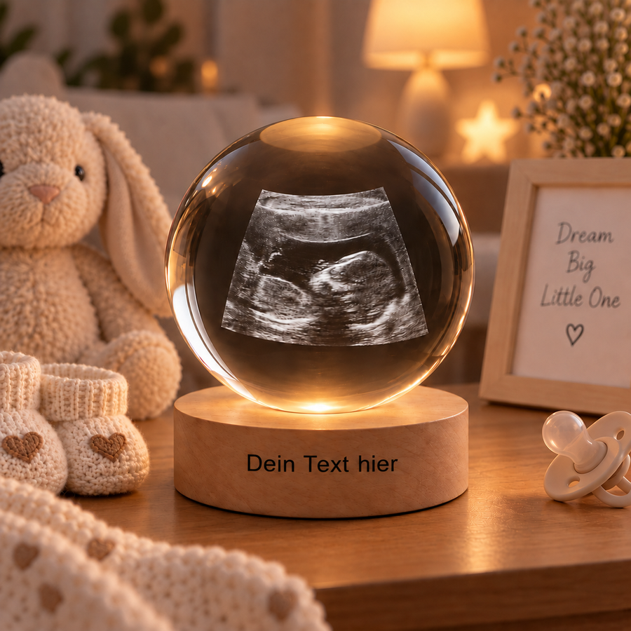 Kristallkugel mit graviertem Ultraschallbild auf LED-Holzsockel mit Text – Geschenk zur Geburt