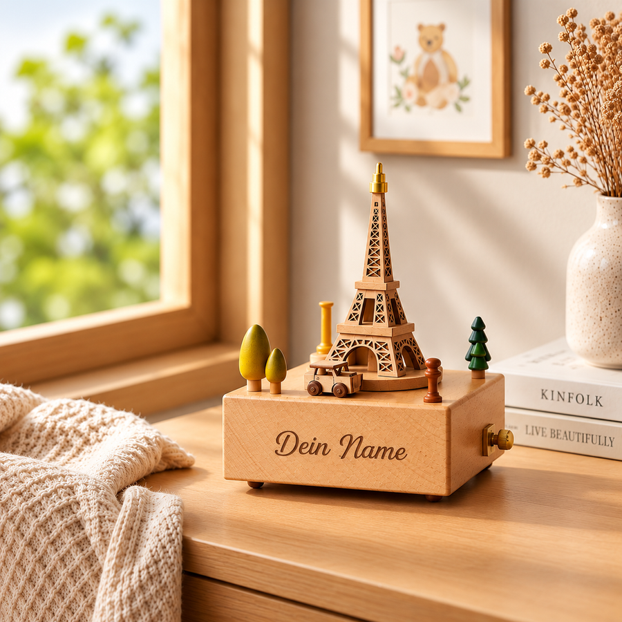 Spieluhr aus Holz mit Gravur – Eiffelturm mit fahrendem Auto und bunten Bäumchen