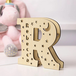 Buchstabenlampe mit Namen aus Holz – LetterGlow
