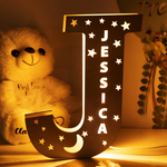 Buchstabenlampe mit Namen aus Holz – LetterGlow