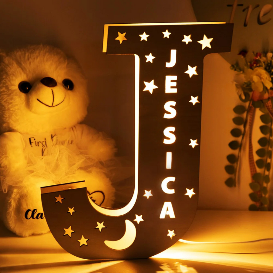 Buchstabenlampe mit Namen aus Holz – LetterGlow