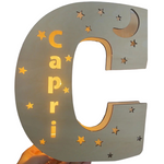 Buchstabenlampe mit Namen aus Holz – LetterGlow