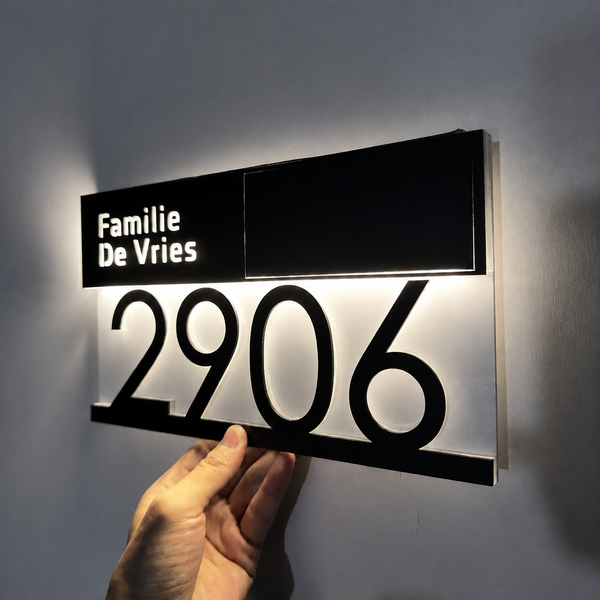 Solar Hausnummer mit Namen – LED Hausnummernschild – LumiAdres