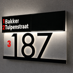 Solar Hausnummer mit Namen – LED Hausnummernschild – LumiAdres