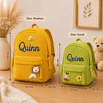 Größenvergleich Cord-Rucksack mit Namen: Größe M 41x31x16 cm und Größe S 30x27x14 cm