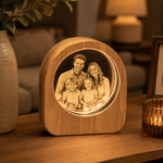 MemoraSphere Kristall-Fotolampe in Bogenform mit lasergraviertem Familienfoto auf Holzsockel