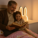 SnuffiLight Hasen-Nachtlicht mit warmweißem Licht im Kinderzimmer beim Vorlesen