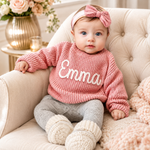 Babypullover mit Namen – handgestrickt