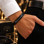 NameBar Gravurarmband – Detail der flachen Platte mit Lasergravur