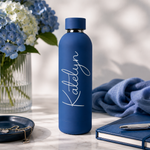 Trinkflasche mit Namen in Blau, Gravur