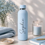 Trinkflasche mit Namen in Hellblau, Gravur