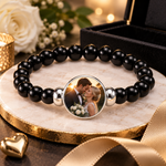 MemoraBead Armband mit eigenem Foto – schwarze Perlen mit Medaillon, getragen