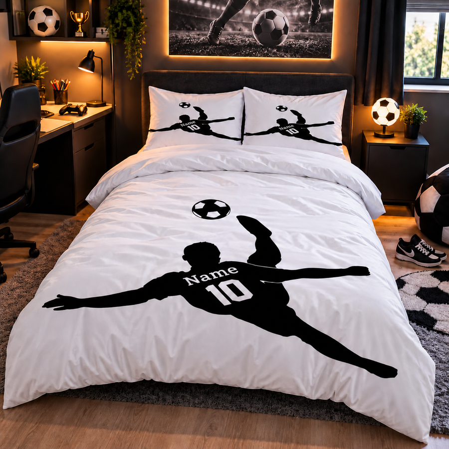 GoalDream Fußball-Bettwäsche mit Namen und Rückennummer auf einem Bett im Fußballzimmer