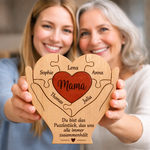 FamilyPiece Familienpuzzle aus Holz – Herz in zwei Händen mit Namen auf den Puzzleteilen