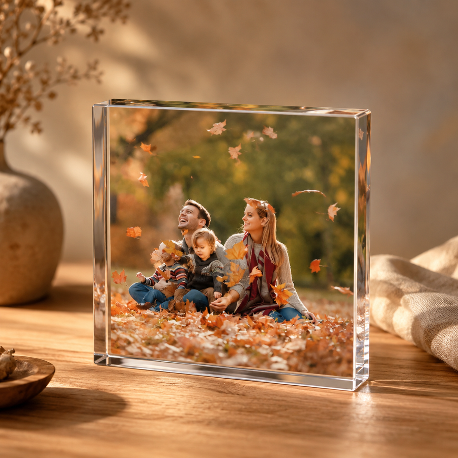 Acryl-Fotoblock 10 × 10 cm mit Familienfoto auf einem Holztisch