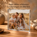 Personalisierter Acryl-Fotoblock mit Familienfoto auf einem Holztisch
