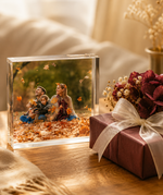 Acryl-Fotoblock mit Foto neben einem Geschenk