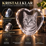 Detail des klaren Kristall-Herzens mit polierten Facetten und graviertem Katzenfoto