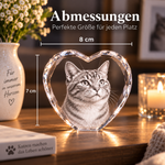 MemoraPet Kristall-Herz mit graviertem Haustierfoto auf einem Regal