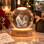 MemoraGlobe Kristallkugel mit lasergraviertem Paarfoto auf beleuchtetem Holzsockel mit eigenem Text