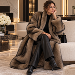 LuxeFur langer Kunstfell-Mantel in Camel, sitzend über schwarzem Rollkragenpullover getragen