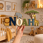 JungleName Namensschild aus Holz mit Löwe, Elefant und Giraffe im Kinderzimmer