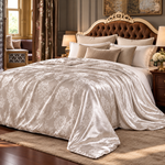 SilkDream Satin-Tagesdecke mit Seidenfüllung in Perlweiß als Überwurf auf einem Doppelbett
