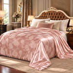 SilkDream Quilt in Pfirsich aus Satin-Jacquard mit Blumen als Tagesdecke im Schlafzimmer