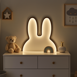 SnuffiLight Hasen-Nachtlicht auf einer weißen Kommode