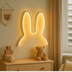 SnuffiLight Hasenlampe mit warmweißem LED-Licht über einer Kommode