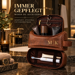 TravelCase geöffnet im Hotelbad mit beiden Reißverschlussfächern offen