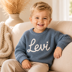 Babypullover mit Namen – handgestrickt