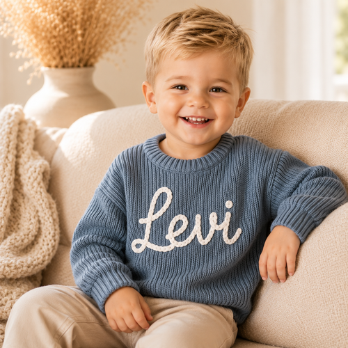 Babypullover mit Namen – handgestrickt